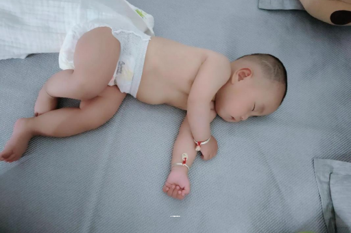 达州几个月宝宝会抬头